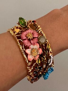 les néréides Gold Floral Multicolor Cuff Bracelet
